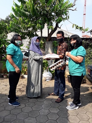 Posyandu Kenanga RT 04 RW 06 dihadiri pak rt penyerahan bantuan secara simbolis ketua RT ke salah satu Bumil--